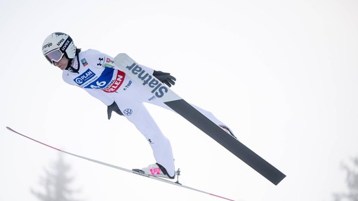 Izjemna Nika Prevc nadvladala vse tekmice in si v kvalifikacijah priskakala prvo mesto