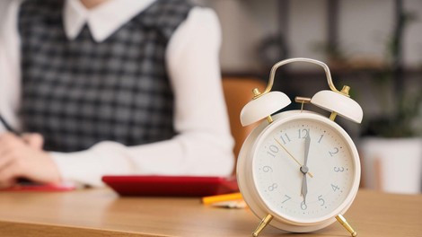 22-letnica prezgodaj prihajala v službo, sledil je drastičen ukrep delodajalca