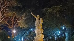 Neobaročna fontana Heliosa in Selene, boga Sonca in boginje Meseca iz grške mitologije.