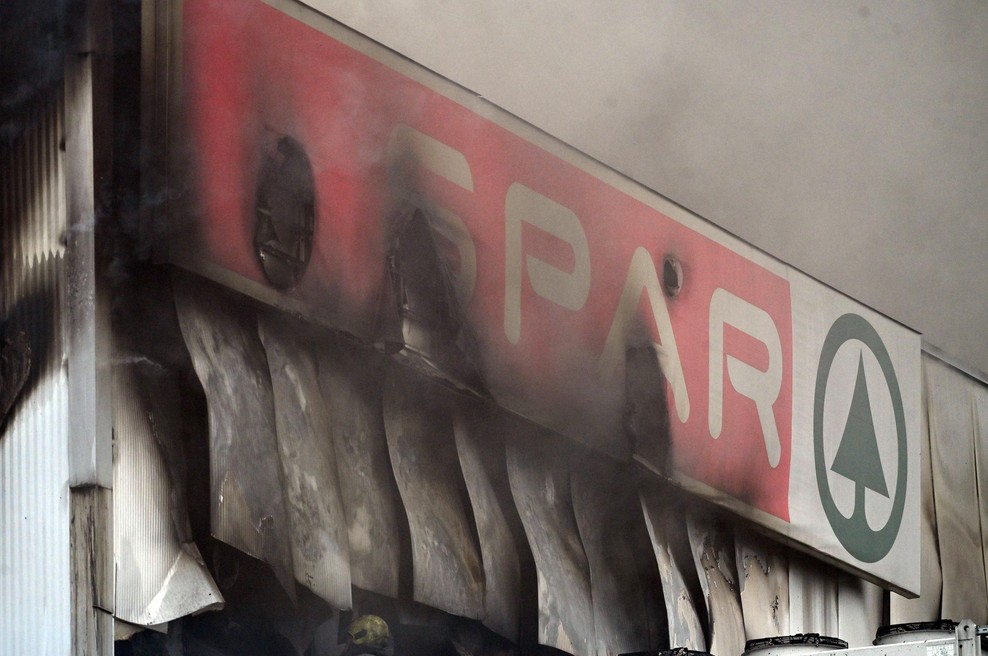 Zagorelo v skladišču Spara: na kraju več kot 300 gasilcev (FOTO) (foto: Bobo)