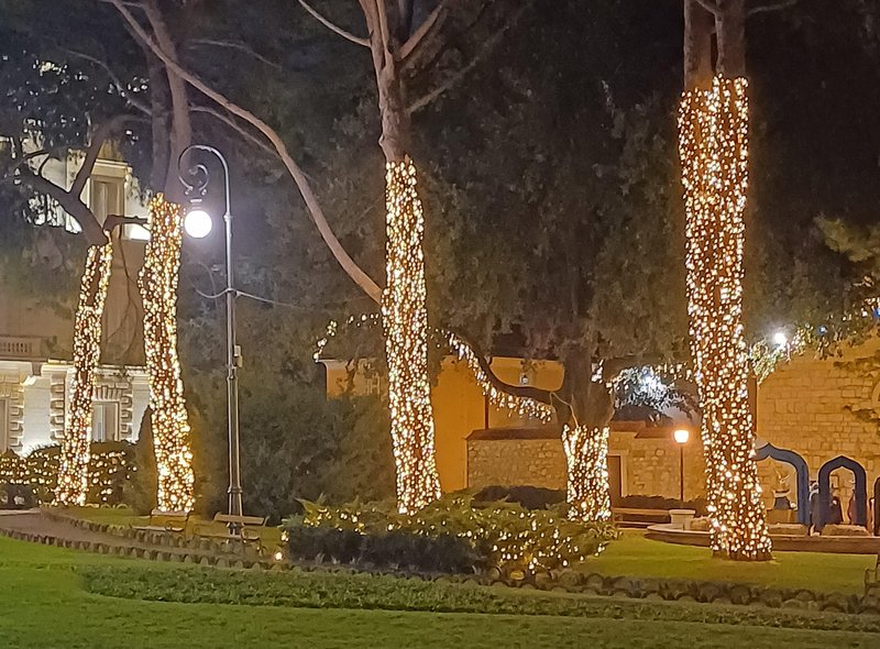 Opatija in Izola vabita v praznično obmorsko idilo z drsališči in adventnimi doživetji