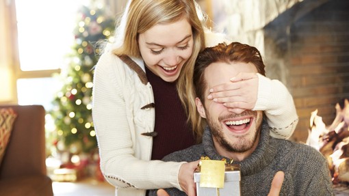 Strokovnjaki razkrili, zakaj partnerju nikoli ne bi smeli podariti koncertov ali potovanj