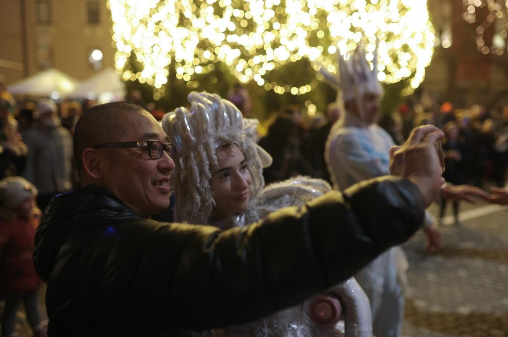 Turisti popolnoma prevzeti nad lepoto ljubljanskega uličnega spektakla: "Slovenci, vi živite v bajki!" (foto: Profimedia)