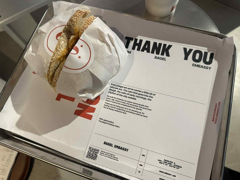 V centru Ljubljane se je odprl nov lokal s priljubljenimi ameriškimi prigrizki, ki bo postal vaša obvezna postojanka za malico