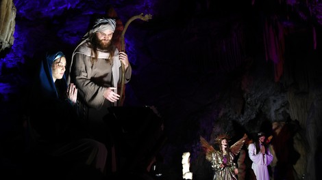 Slovenca skoraj kap, ko je videl račun: tako v Postojnski jami s ceno jaslic molzejo obiskovalce (otroci niso izjema!)