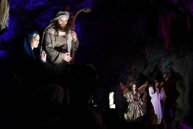 Slovenca skoraj kap, ko je videl račun: tako v Postojnski jami s ceno jaslic molzejo obiskovalce (otroci niso izjema!)