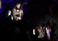 Slovenca skoraj kap, ko je videl račun: tako v Postojnski jami s ceno jaslic molzejo obiskovalce (otroci niso izjema!)