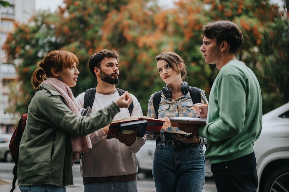 Volilni smerokaz za tiste, ki mislijo, da niso politični: povej nam, kdaj vstajaš, in povemo ti, koga voliš (KVIZ) (foto: Profimedia)