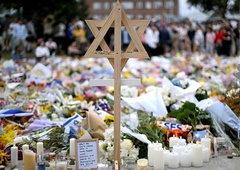 Znanih več informacij o očetu in sinu, ki sta na znameniti plaži ubila 15 ljudi