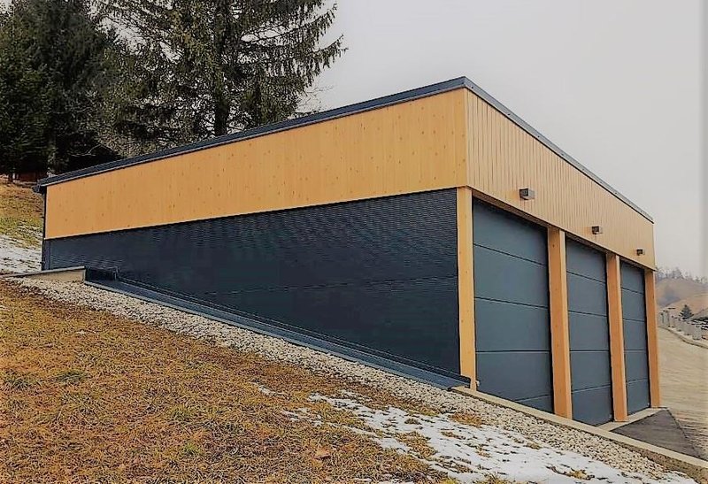 Pločevinaste fasade v imitaciji lesa: Estetika narave z življenjsko dobo kovine