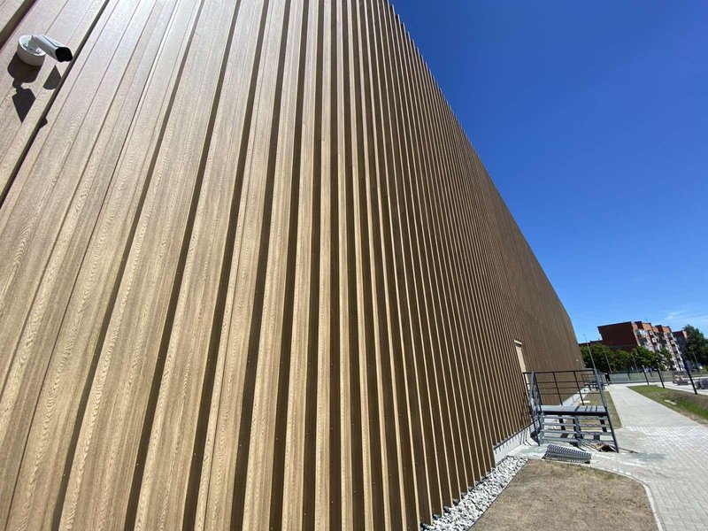 Pločevinaste fasade v imitaciji lesa: Estetika narave z življenjsko dobo kovine