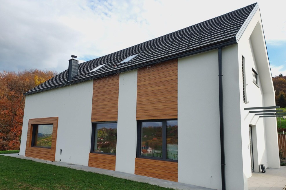 Pločevinaste fasade v imitaciji lesa: Estetika narave z življenjsko dobo kovine (foto: Kovinarstvo Bučar)