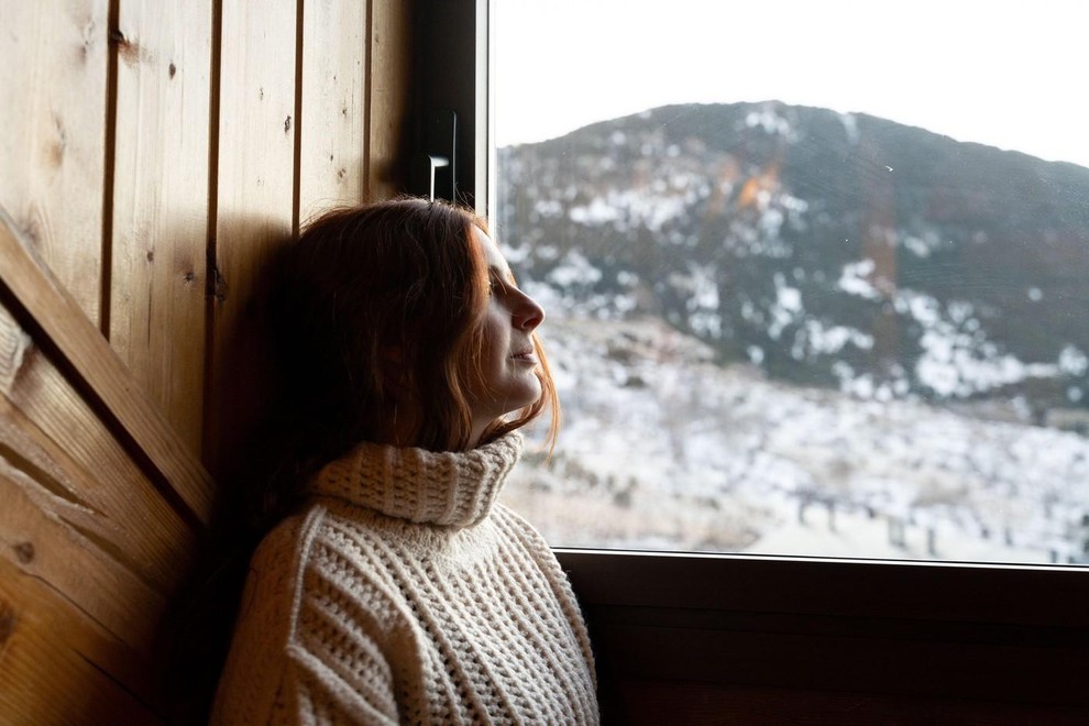 Medtem ko nekateri uživajo v zimskih radostih, prazničnih lučkah in toplih napitkih, je za druge zima obdobje umika vase. Mraz, …