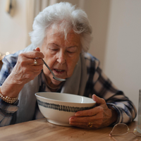 hrana, starejša ženska
