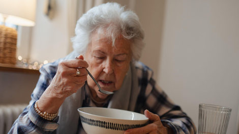 hrana, starejša ženska