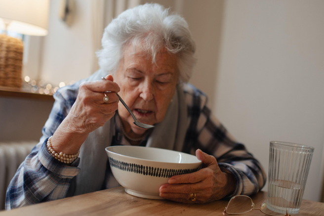 hrana, starejša ženska
