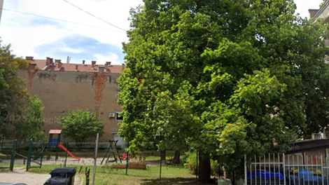 Smeti, igle, zastarele naprave na otroškem igrišču v centru Ljubljane: "Za mlade družine je postalo neuporabno!"