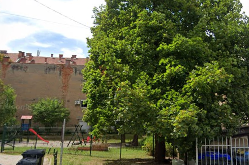 Smeti, igle, zastarele naprave na otroškem igrišču v centru Ljubljane: "Za mlade družine je postalo neuporabno!" (foto: Google Zemljevid/posnetek zaslona)