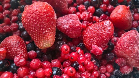 Resna nevarnost za zdravje: v zamrznjenih jagodah slovenskih trgovcev našli prepovedane pesticide