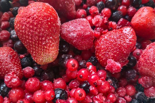 Resna nevarnost za zdravje: v zamrznjenih jagodah slovenskih trgovcev našli prepovedane pesticide