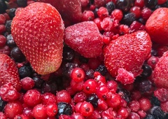 Resna nevarnost za zdravje: v zamrznjenih jagodah slovenskih trgovcev našli prepovedane pesticide