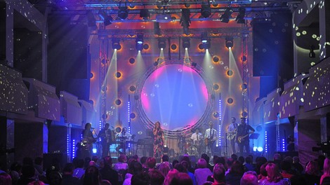 Ena najpomembnejših ljubljanskih dvoran brez dostopa za invalide: "Zdaj so odvisni od dobre volje ljudi, ki voziček pomagajo prinesti v prostor ..."