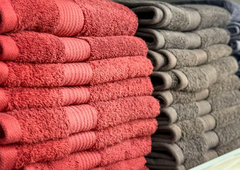 Zakaj imajo brisače črto na robu? Razlog je naravnost genialen