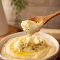 Kuhar razkriva trik za najbolj kremast pire do zdaj: ne kuhajte ga v vodi, ključen pa je še en dodatek ...