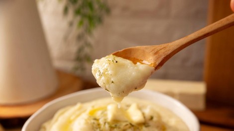 Kuhar razkriva trik za najbolj kremast pire do zdaj: ne kuhajte ga v vodi, ključen pa je še en dodatek ...