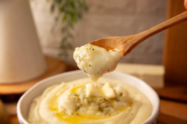 Kuhar razkriva trik za najbolj kremast pire do zdaj: ne kuhajte ga v vodi, ključen pa je še en dodatek ...