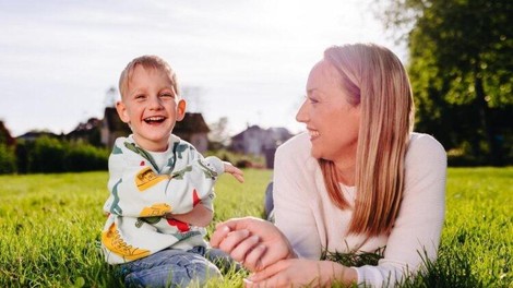 Velik uspeh slovenske medicine: deček Urban prvi prejel gensko terapijo za sindrom CTNNB1
