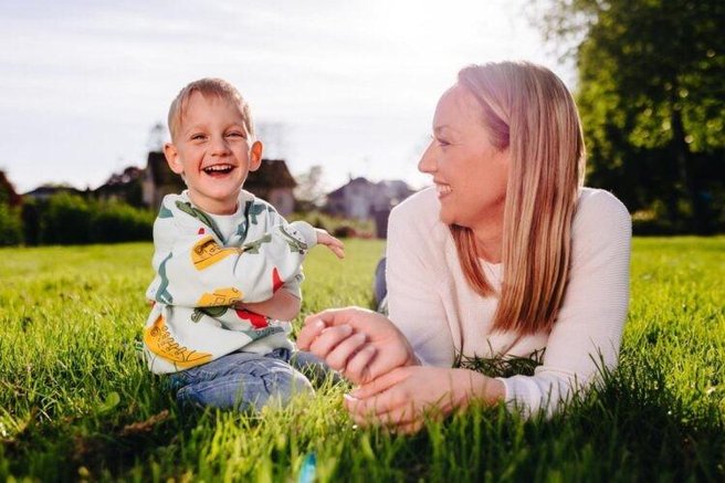 Velik uspeh slovenske medicine: deček Urban prvi prejel gensko terapijo za sindrom CTNNB1