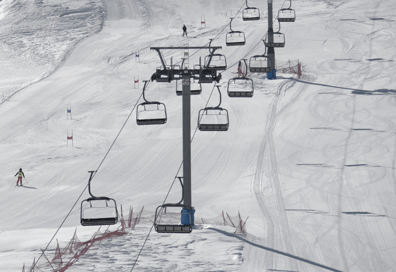 Huda nesreča žičnice na priljubljenem smučišču: ena oseba umrla, druga je huje poškodovana