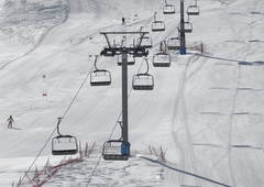 Huda nesreča žičnice na priljubljenem smučišču: ena oseba umrla, druga je huje poškodovana