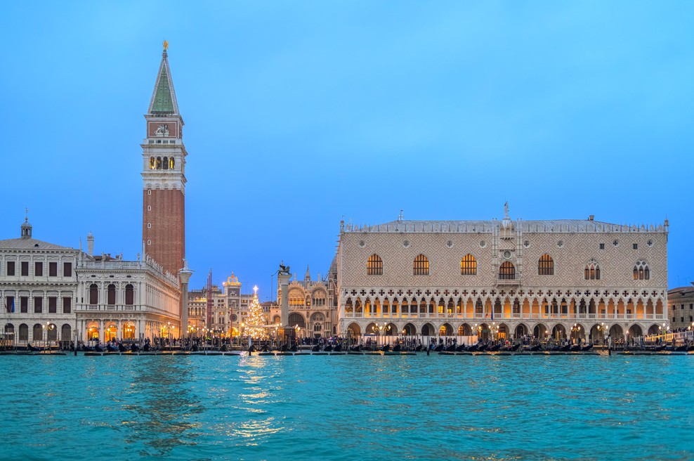 V Benetkah po novem veljajo stroga pravila, ki bodo marsikateremu obiskovalcu pokvarila praznično rajanje (foto: Profimedia)