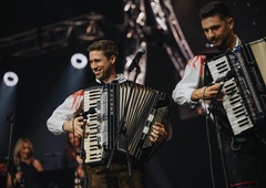 Ne le koncert – to je bil poklon glasbeni dediščini, ki povezuje generacije: zgodovinski večer Avsenikove glasbe v Stožicah (FOTO)