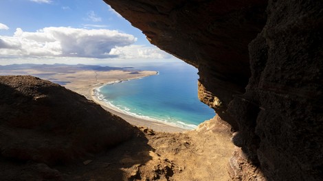 lanzarote vesolje luna zemlja clovestvo zivljenje obstoj znanost jame odkritje 2025