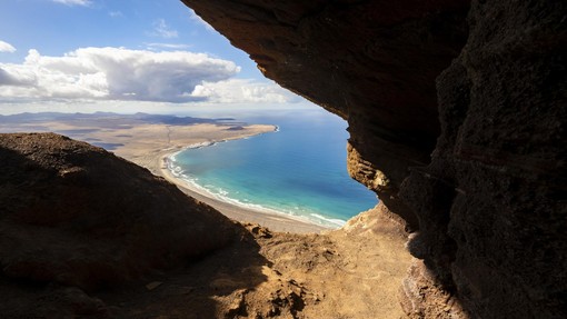 V jamah na znanem otoku se dogaja nekaj osupljivega: kar so odkrili znanstveniki, bi lahko človeštvo postavilo na glavo