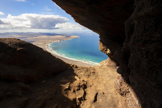 lanzarote vesolje luna zemlja clovestvo zivljenje obstoj znanost jame odkritje 2025