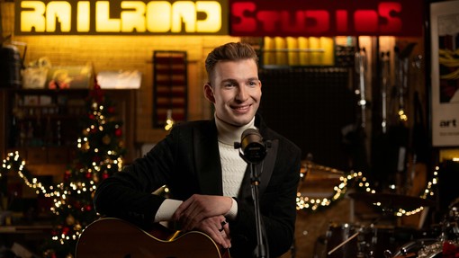 Žiga Jelar po dveh letih z novo pesmijo tik pred prazniki