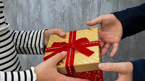 Dobili ste popolnoma zgrešeno darilo – psihologinja pojasnjuje, kako ga podariti naprej brez slabe vesti