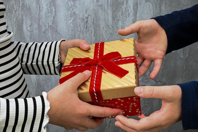 Dobili ste popolnoma zgrešeno darilo – psihologinja pojasnjuje, kako ga podariti naprej brez slabe vesti