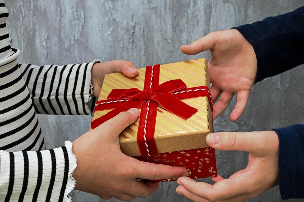 Dobili ste popolnoma zgrešeno darilo – psihologinja pojasnjuje, kako ga podariti naprej brez slabe vesti (foto: Profimedia)