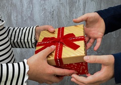 Dobili ste popolnoma zgrešeno darilo – psihologinja pojasnjuje, kako ga podariti naprej brez slabe vesti