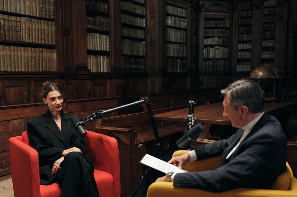 Zala Djurić v podkastu navdiha navihano, a zelo iskreno o težkih čustvih, ljubezni, najljubši glasbi in zakaj bi rada igrala nore like (foto: Sami Rahim / XO Studio)