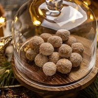 Novoletne čokoladne kroglice z nežnim pridihom likerja: razkošna sladica iz samo petih sestavin, ki vam bo polepšala silvestrovo