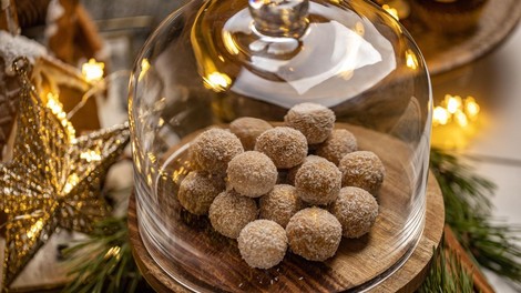 Novoletne čokoladne kroglice z nežnim pridihom likerja: razkošna sladica iz samo petih sestavin, ki vam bo polepšala silvestrovo