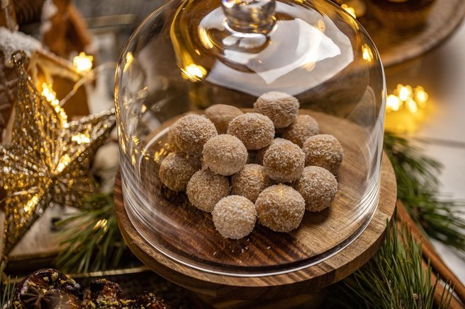 Novoletne čokoladne kroglice z nežnim pridihom likerja: razkošna sladica iz samo petih sestavin, ki vam bo polepšala silvestrovo