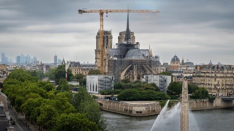 notre dame pariz francija konjenik arheologija zgodovina 300 let skrivnost prenova