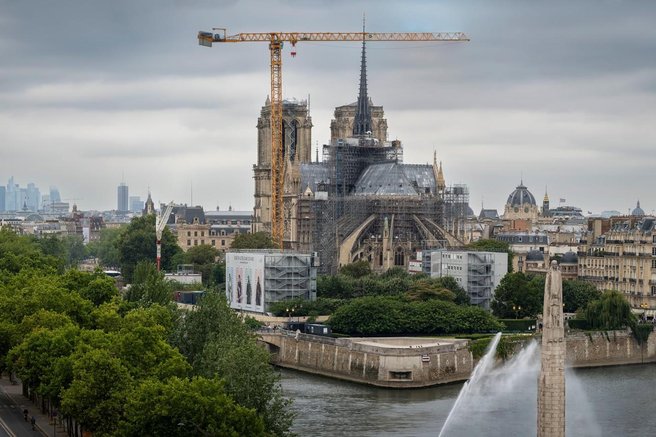 notre dame pariz francija konjenik arheologija zgodovina 300 let skrivnost prenova